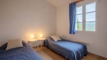 2 slaapkamers, een strijkplank/strijkijzer, gratis wifi, beddengoed