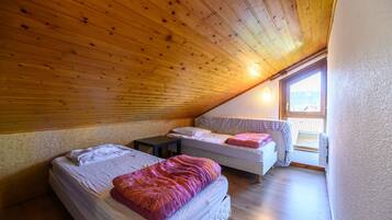 2 bedrooms, iron/ironing board, free WiFi