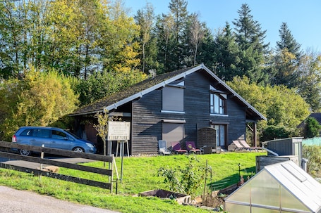 Exterior. Chalet "Les Chalets du Pres d'Amont" with Mountain View, Garden & Wi-Fi
