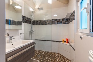 Bañera, secador de pelo, toallas