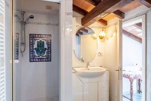 Bathtub, hair dryer, towels - Holiday Home "Villa Chiara" with Private Terrace (Casola Lunigiana)