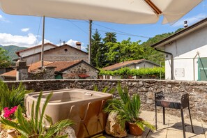 Outdoor spa tub - Holiday Home "Villa Chiara" with Private Terrace (Casola Lunigiana)