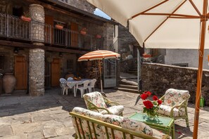 Outdoor dining - Holiday Home "Villa Chiara" with Private Terrace (Casola Lunigiana)