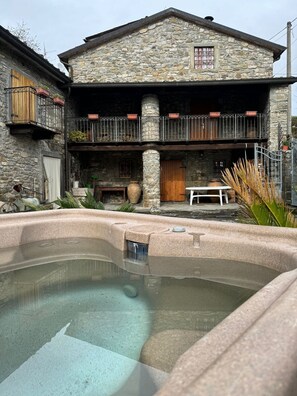 Outdoor spa tub - Holiday Home "Villa Chiara" with Private Terrace (Casola Lunigiana)