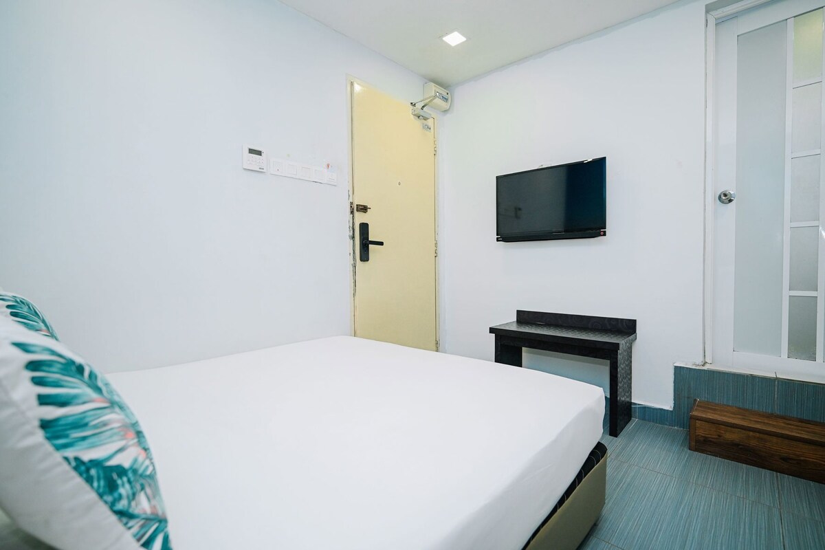 Schreibtisch, schallisolierte Zimmer, Bügeleisen/Bügelbrett