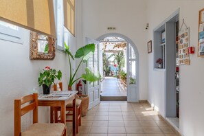 Interior - Apartment In A Hotel 'Livadia Apt B Paros' with Sea View, Wi-Fi and Air Conditioning (Paros)