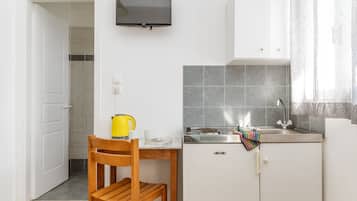 Fridge, stovetop, electric kettle, cookware/dishes/utensils
