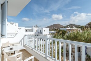 Outdoor dining - Apartment In A Hotel 'Livadia Studio A Paros' with Sea View, Wi-Fi and Air Conditioning (Paros)