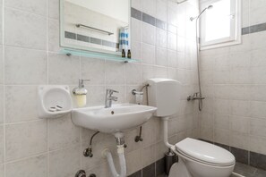 Shower, hair dryer, towels - Apartment In A Hotel 'Livadia Studio A Paros' with Sea View, Wi-Fi and Air Conditioning (Paros)