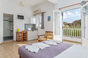 1 bedroom, free WiFi, bed sheets - Apartment In A Hotel 'Livadia Studio A Paros' with Sea View, Wi-Fi and Air Conditioning (Paros)