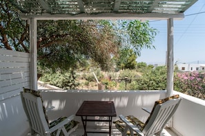 Outdoor dining - Holiday Home 'Green Retreats 5 Paros' with Mountain View, Wi-Fi and Air Conditioning (Glifades)