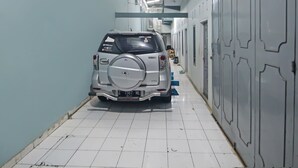 A hallway with a silver SUV parked at the end. - Hotel O Pondok Karisma Syariah (Tasikmalaya)