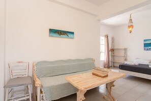 Living area - Holiday Home 'Green Retreats 4 Paros' with Mountain View, Wi-Fi and Air Conditioning (Glifades)