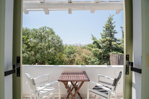 Outdoor dining - Holiday Home 'Green Retreats 4 Paros' with Mountain View, Wi-Fi and Air Conditioning (Glifades)