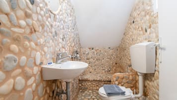 Chuveiro, secador de cabelo, toalhas de banho