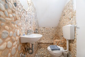 Shower, hair dryer, towels - Holiday Home 'Green Retreats 4 Paros' with Mountain View, Wi-Fi and Air Conditioning (Glifades)