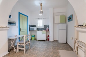 Fridge, oven, stovetop, electric kettle