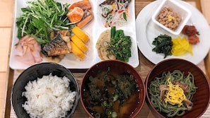 Daily buffet breakfast (JPY 1500 per person)