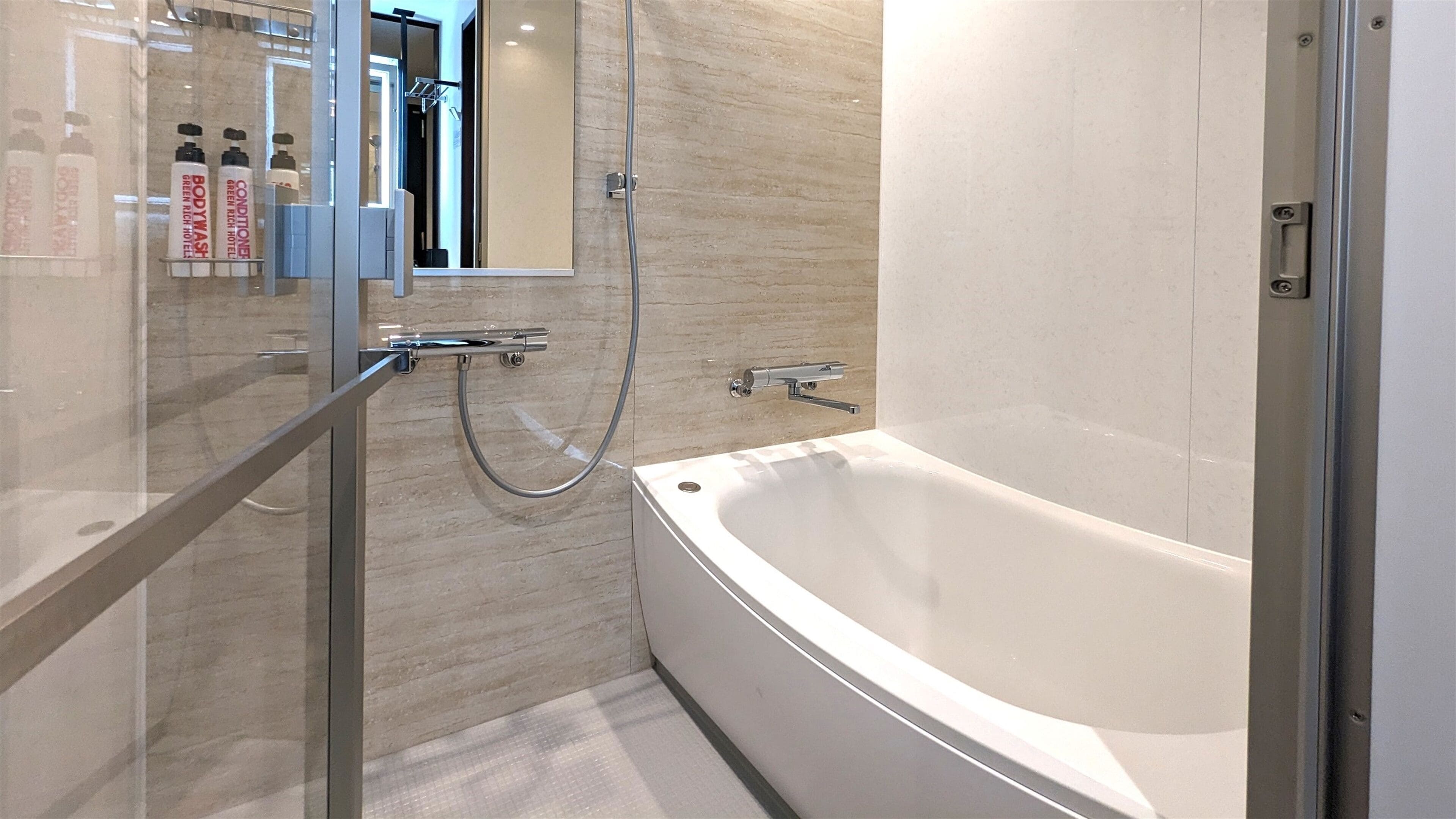 Sèche-cheveux, chaussons, toilettes avec bidet électronique