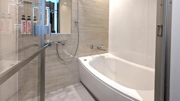 Secador de pelo, pantuflas, excusado o inodoro con bidet electrónico