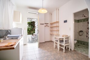 Fridge, oven, stovetop, electric kettle