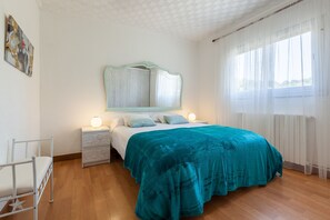 6 bedrooms, iron/ironing board, free WiFi, bed sheets