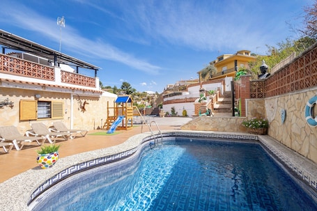 Piscine. Villa "Cal Ramon" pour 15 personnes avec piscine privée, Wi-Fi et climatisation