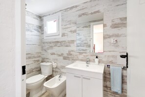 Badekar, hårføner og håndklær