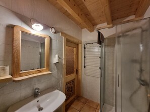 Ducha, secador de pelo y toallas