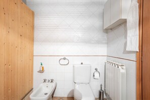 Suihku, hiustenkuivaaja, pyyhkeet