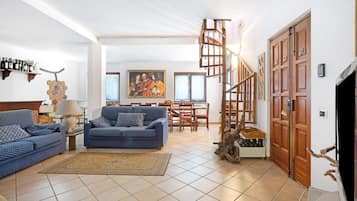 Televisión y chimenea