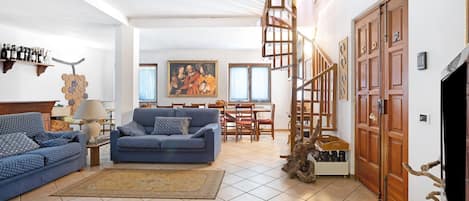 TV, fireplace
