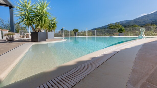 Une piscine offrant une vue dégagée sur les montagnes en arrière-plan.