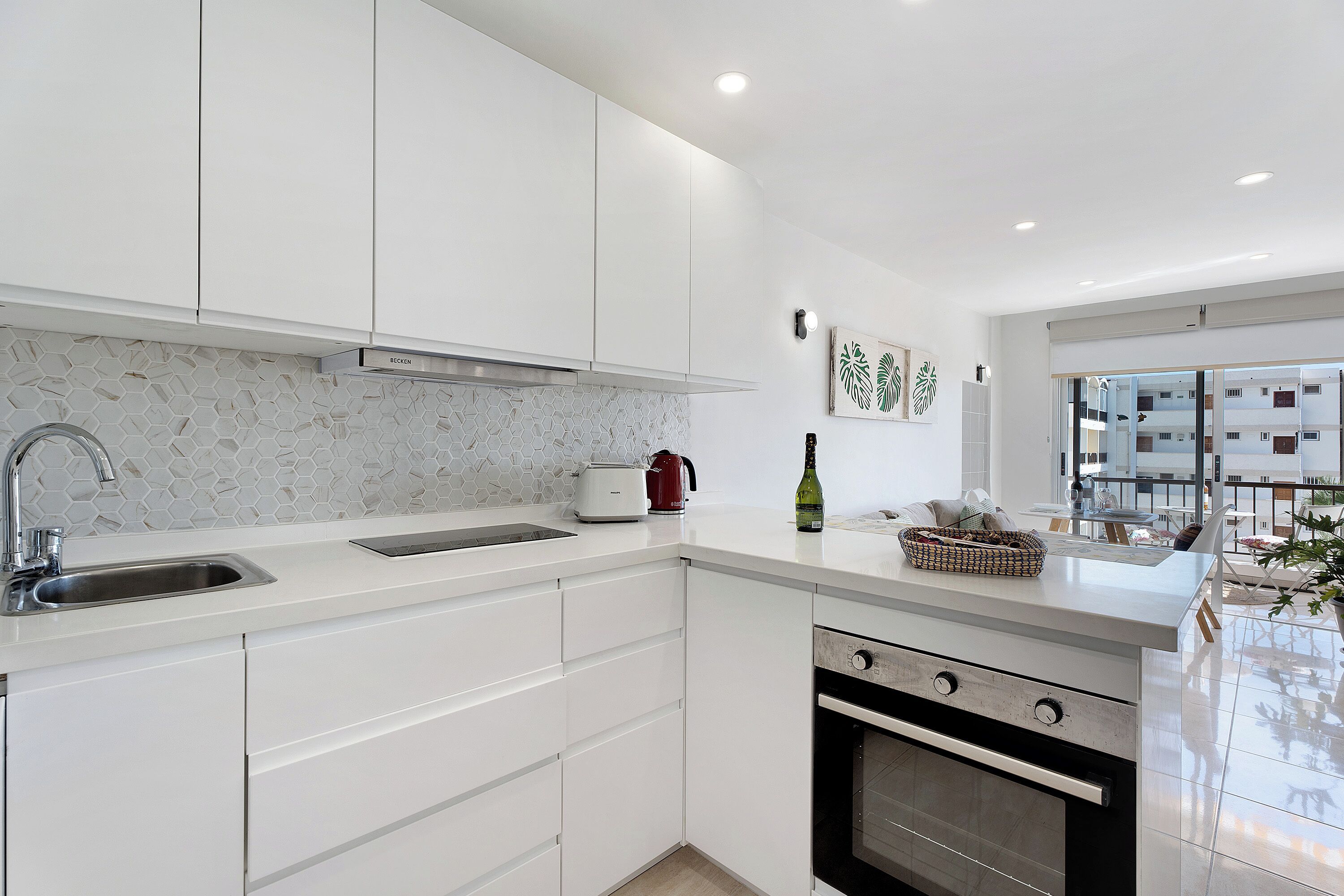 Kylskåp, mikrovågsugn, ugn och spishäll