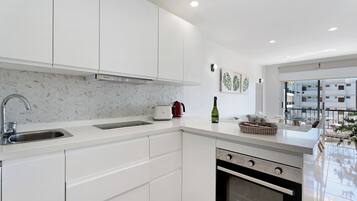 Refrigerador, microondas, horno, placa de cocina