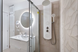 Douche, articles de toilette gratuits, sĂšche-cheveux