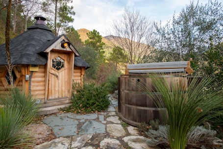 Property grounds. Eco chalet , grande terrasse ,vue imprenable.