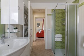 Douche, sèche-cheveux, serviettes fournies