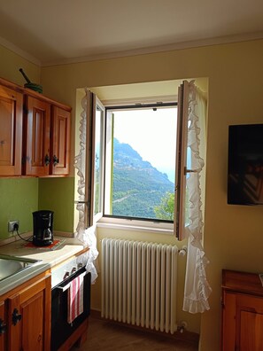 Refrigerador, horno, parrilla de estufa y cafetera y tetera 