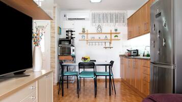 Réfrigérateur, micro-ondes, four, plaque de cuisson