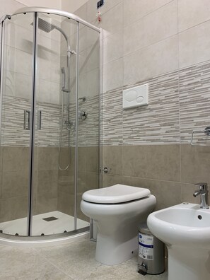 Dusche, Haartrockner, Bidet, Handtücher