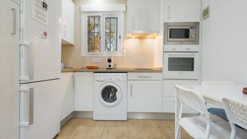 Een koelkast, een microgolfoven, een oven, een kookplaat