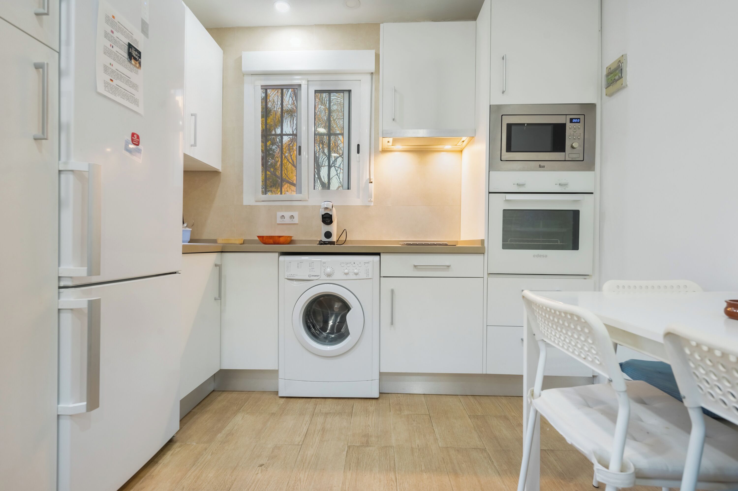 冰箱、微波炉、烤箱、炉灶