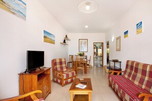TV - Holiday Home "Cantinho Solpraia" with Sea View, Garden and Wi-Fi (Porto Santo)