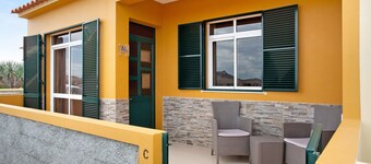 Holiday Home "Cantinho Solpraia" with Sea View, Garden and Wi-Fi