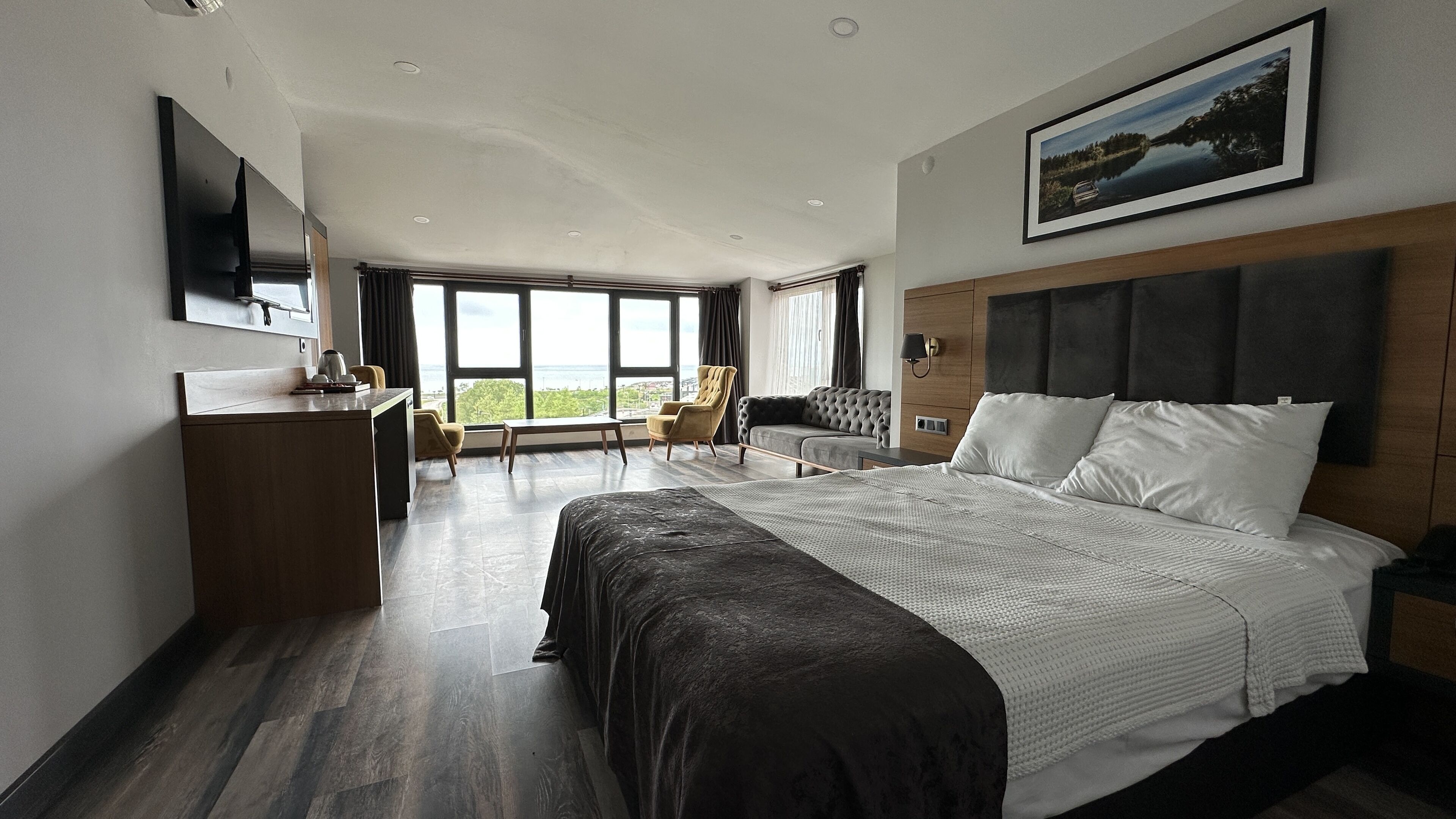 Grand Suite | Minibar, in-room safe, desk, laptop workspace