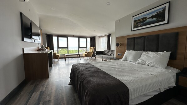 Suite – grand | Minibar, safe på rommet, skrivebord og skrivebord for bærbar PC