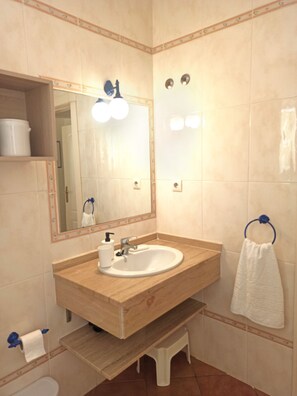 Dusche, Haartrockner, Bidet, Handtücher