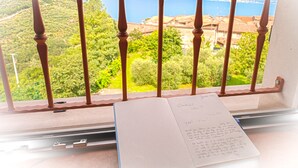 A window with a view of a mountainous landscape and a lake. - Apartment 'Naol' with Lake View (tignale)