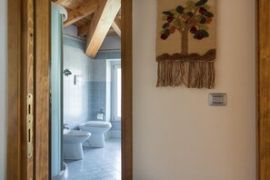 Een douche, een haardroger, handdoeken